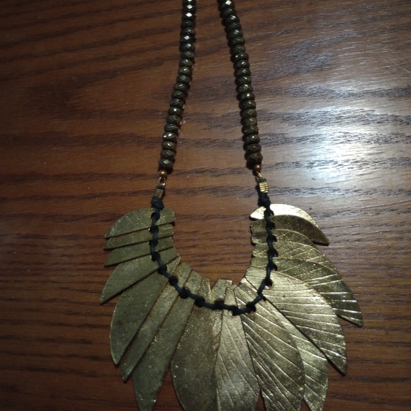 Beautiful Shiver and Duke Necklace - Picture 2 of 2
